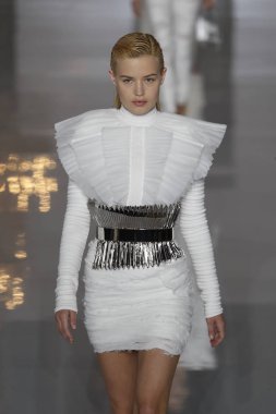 Paris, Fransa - 28 Eylül: Manken pist Balmain gösterisi sırasında Paris moda hafta kadın giyim ilkbahar/yaz 2019 kapsamında 28 Eylül 2018 Paris, Fransa'da yürür.