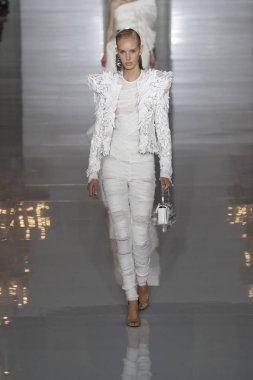 Paris, Fransa - 28 Eylül: Manken pist Balmain gösterisi sırasında Paris moda hafta kadın giyim ilkbahar/yaz 2019 kapsamında 28 Eylül 2018 Paris, Fransa'da yürür.
