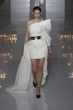 Paris, Fransa - 28 Eylül: Manken pist Balmain gösterisi sırasında Paris moda hafta kadın giyim ilkbahar/yaz 2019 kapsamında 28 Eylül 2018 Paris, Fransa'da yürür.