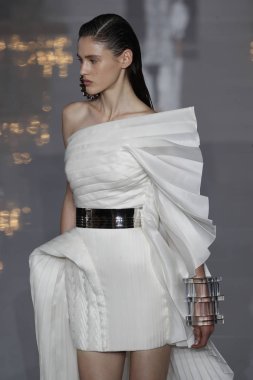 Paris, Fransa - 28 Eylül: Manken pist Balmain gösterisi sırasında Paris moda hafta kadın giyim ilkbahar/yaz 2019 kapsamında 28 Eylül 2018 Paris, Fransa'da yürür.