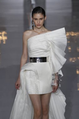 Paris, Fransa - 28 Eylül: Manken pist Balmain gösterisi sırasında Paris moda hafta kadın giyim ilkbahar/yaz 2019 kapsamında 28 Eylül 2018 Paris, Fransa'da yürür.