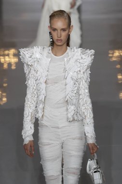 Paris, Fransa - 28 Eylül: Manken pist Balmain gösterisi sırasında Paris moda hafta kadın giyim ilkbahar/yaz 2019 kapsamında 28 Eylül 2018 Paris, Fransa'da yürür.