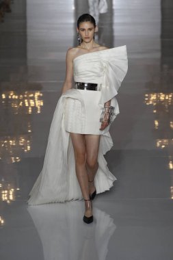 Paris, Fransa - 28 Eylül: Manken pist Balmain gösterisi sırasında Paris moda hafta kadın giyim ilkbahar/yaz 2019 kapsamında 28 Eylül 2018 Paris, Fransa'da yürür.