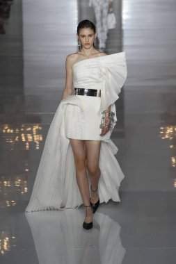 Paris, Fransa - 28 Eylül: Manken pist Balmain gösterisi sırasında Paris moda hafta kadın giyim ilkbahar/yaz 2019 kapsamında 28 Eylül 2018 Paris, Fransa'da yürür.