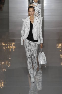 Paris, Fransa - 28 Eylül: Manken pist Balmain gösterisi sırasında Paris moda hafta kadın giyim ilkbahar/yaz 2019 kapsamında 28 Eylül 2018 Paris, Fransa'da yürür.