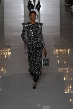 Paris, Fransa - 28 Eylül: Manken pist Balmain gösterisi sırasında Paris moda hafta kadın giyim ilkbahar/yaz 2019 kapsamında 28 Eylül 2018 Paris, Fransa'da yürür.