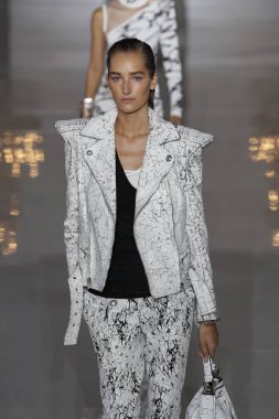 Paris, Fransa - 28 Eylül: Manken pist Balmain gösterisi sırasında Paris moda hafta kadın giyim ilkbahar/yaz 2019 kapsamında 28 Eylül 2018 Paris, Fransa'da yürür.
