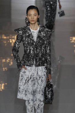 Paris, Fransa - 28 Eylül: Manken pist Balmain gösterisi sırasında Paris moda hafta kadın giyim ilkbahar/yaz 2019 kapsamında 28 Eylül 2018 Paris, Fransa'da yürür.