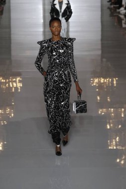 Paris, Fransa - 28 Eylül: Manken pist Balmain gösterisi sırasında Paris moda hafta kadın giyim ilkbahar/yaz 2019 kapsamında 28 Eylül 2018 Paris, Fransa'da yürür.