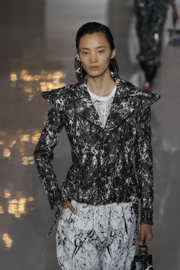 Paris, Fransa - 28 Eylül: Manken pist Balmain gösterisi sırasında Paris moda hafta kadın giyim ilkbahar/yaz 2019 kapsamında 28 Eylül 2018 Paris, Fransa'da yürür.
