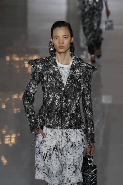 Paris, Fransa - 28 Eylül: Manken pist Balmain gösterisi sırasında Paris moda hafta kadın giyim ilkbahar/yaz 2019 kapsamında 28 Eylül 2018 Paris, Fransa'da yürür.