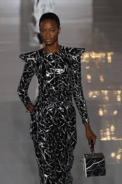 Paris, Fransa - 28 Eylül: Manken pist Balmain gösterisi sırasında Paris moda hafta kadın giyim ilkbahar/yaz 2019 kapsamında 28 Eylül 2018 Paris, Fransa'da yürür.