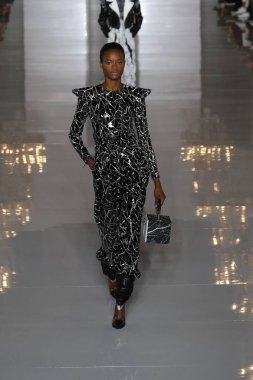 Paris, Fransa - 28 Eylül: Manken pist Balmain gösterisi sırasında Paris moda hafta kadın giyim ilkbahar/yaz 2019 kapsamında 28 Eylül 2018 Paris, Fransa'da yürür.