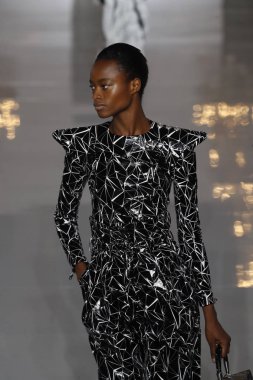 Paris, Fransa - 28 Eylül: Manken pist Balmain gösterisi sırasında Paris moda hafta kadın giyim ilkbahar/yaz 2019 kapsamında 28 Eylül 2018 Paris, Fransa'da yürür.