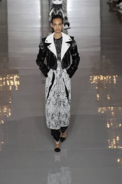 Paris, Fransa - 28 Eylül: Manken pist Balmain gösterisi sırasında Paris moda hafta kadın giyim ilkbahar/yaz 2019 kapsamında 28 Eylül 2018 Paris, Fransa'da yürür.