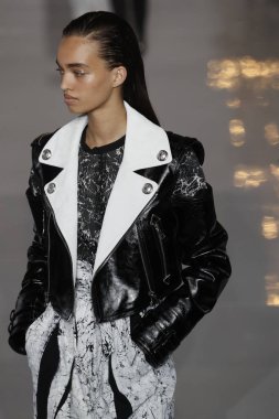 Paris, Fransa - 28 Eylül: Manken pist Balmain gösterisi sırasında Paris moda hafta kadın giyim ilkbahar/yaz 2019 kapsamında 28 Eylül 2018 Paris, Fransa'da yürür.