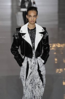 Paris, Fransa - 28 Eylül: Manken pist Balmain gösterisi sırasında Paris moda hafta kadın giyim ilkbahar/yaz 2019 kapsamında 28 Eylül 2018 Paris, Fransa'da yürür.
