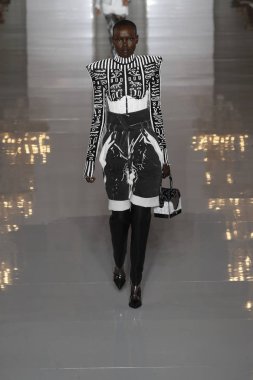 Paris, Fransa - 28 Eylül: Manken pist Balmain gösterisi sırasında Paris moda hafta kadın giyim ilkbahar/yaz 2019 kapsamında 28 Eylül 2018 Paris, Fransa'da yürür.