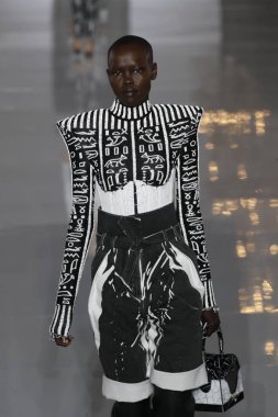 Paris, Fransa - 28 Eylül: Manken pist Balmain gösterisi sırasında Paris moda hafta kadın giyim ilkbahar/yaz 2019 kapsamında 28 Eylül 2018 Paris, Fransa'da yürür.