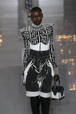 Paris, Fransa - 28 Eylül: Manken pist Balmain gösterisi sırasında Paris moda hafta kadın giyim ilkbahar/yaz 2019 kapsamında 28 Eylül 2018 Paris, Fransa'da yürür.