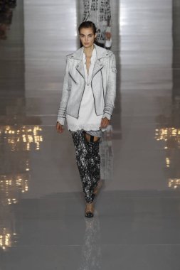Paris, Fransa - 28 Eylül: Manken pist Balmain gösterisi sırasında Paris moda hafta kadın giyim ilkbahar/yaz 2019 kapsamında 28 Eylül 2018 Paris, Fransa'da yürür.
