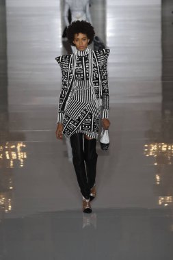 Paris, Fransa - 28 Eylül: Manken pist Balmain gösterisi sırasında Paris moda hafta kadın giyim ilkbahar/yaz 2019 kapsamında 28 Eylül 2018 Paris, Fransa'da yürür.
