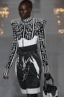 Paris, Fransa - 28 Eylül: Manken pist Balmain gösterisi sırasında Paris moda hafta kadın giyim ilkbahar/yaz 2019 kapsamında 28 Eylül 2018 Paris, Fransa'da yürür.