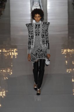 Paris, Fransa - 28 Eylül: Manken pist Balmain gösterisi sırasında Paris moda hafta kadın giyim ilkbahar/yaz 2019 kapsamında 28 Eylül 2018 Paris, Fransa'da yürür.