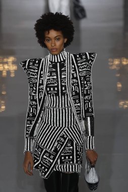 Paris, Fransa - 28 Eylül: Manken pist Balmain gösterisi sırasında Paris moda hafta kadın giyim ilkbahar/yaz 2019 kapsamında 28 Eylül 2018 Paris, Fransa'da yürür.