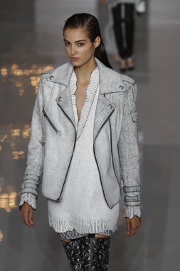 Paris, Fransa - 28 Eylül: Manken pist Balmain gösterisi sırasında Paris moda hafta kadın giyim ilkbahar/yaz 2019 kapsamında 28 Eylül 2018 Paris, Fransa'da yürür.