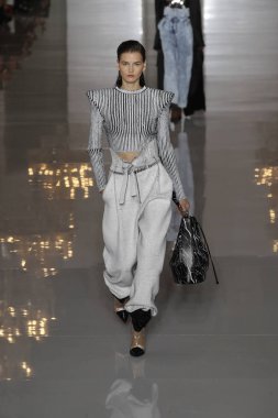 Paris, Fransa - 28 Eylül: Manken pist Balmain gösterisi sırasında Paris moda hafta kadın giyim ilkbahar/yaz 2019 kapsamında 28 Eylül 2018 Paris, Fransa'da yürür.
