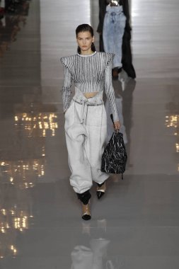 Paris, Fransa - 28 Eylül: Manken pist Balmain gösterisi sırasında Paris moda hafta kadın giyim ilkbahar/yaz 2019 kapsamında 28 Eylül 2018 Paris, Fransa'da yürür.
