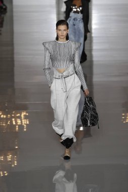 Paris, Fransa - 28 Eylül: Manken pist Balmain gösterisi sırasında Paris moda hafta kadın giyim ilkbahar/yaz 2019 kapsamında 28 Eylül 2018 Paris, Fransa'da yürür.