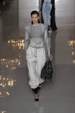 Paris, Fransa - 28 Eylül: Manken pist Balmain gösterisi sırasında Paris moda hafta kadın giyim ilkbahar/yaz 2019 kapsamında 28 Eylül 2018 Paris, Fransa'da yürür.