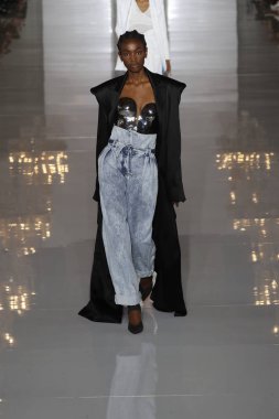 Paris, Fransa - 28 Eylül: Manken pist Balmain gösterisi sırasında Paris moda hafta kadın giyim ilkbahar/yaz 2019 kapsamında 28 Eylül 2018 Paris, Fransa'da yürür.