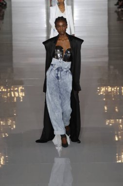 Paris, Fransa - 28 Eylül: Manken pist Balmain gösterisi sırasında Paris moda hafta kadın giyim ilkbahar/yaz 2019 kapsamında 28 Eylül 2018 Paris, Fransa'da yürür.