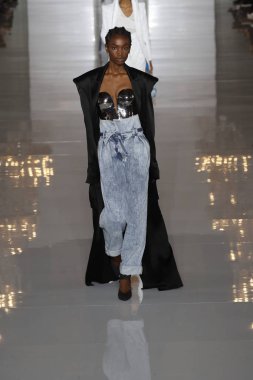 Paris, Fransa - 28 Eylül: Manken pist Balmain gösterisi sırasında Paris moda hafta kadın giyim ilkbahar/yaz 2019 kapsamında 28 Eylül 2018 Paris, Fransa'da yürür.