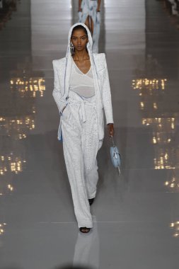 Paris, Fransa - 28 Eylül: Manken pist Balmain gösterisi sırasında Paris moda hafta kadın giyim ilkbahar/yaz 2019 kapsamında 28 Eylül 2018 Paris, Fransa'da yürür.