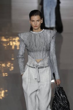 Paris, Fransa - 28 Eylül: Manken pist Balmain gösterisi sırasında Paris moda hafta kadın giyim ilkbahar/yaz 2019 kapsamında 28 Eylül 2018 Paris, Fransa'da yürür.