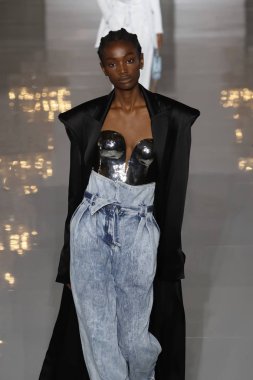 Paris, Fransa - 28 Eylül: Manken pist Balmain gösterisi sırasında Paris moda hafta kadın giyim ilkbahar/yaz 2019 kapsamında 28 Eylül 2018 Paris, Fransa'da yürür.
