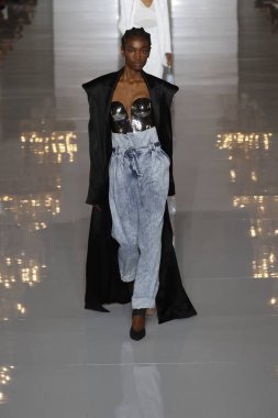 Paris, Fransa - 28 Eylül: Manken pist Balmain gösterisi sırasında Paris moda hafta kadın giyim ilkbahar/yaz 2019 kapsamında 28 Eylül 2018 Paris, Fransa'da yürür.