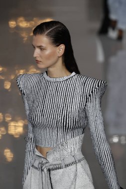 Paris, Fransa - 28 Eylül: Manken pist Balmain gösterisi sırasında Paris moda hafta kadın giyim ilkbahar/yaz 2019 kapsamında 28 Eylül 2018 Paris, Fransa'da yürür.