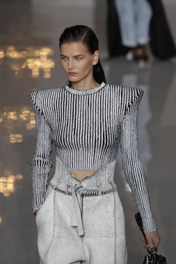 Paris, Fransa - 28 Eylül: Manken pist Balmain gösterisi sırasında Paris moda hafta kadın giyim ilkbahar/yaz 2019 kapsamında 28 Eylül 2018 Paris, Fransa'da yürür.