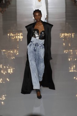 Paris, Fransa - 28 Eylül: Manken pist Balmain gösterisi sırasında Paris moda hafta kadın giyim ilkbahar/yaz 2019 kapsamında 28 Eylül 2018 Paris, Fransa'da yürür.