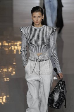 Paris, Fransa - 28 Eylül: Manken pist Balmain gösterisi sırasında Paris moda hafta kadın giyim ilkbahar/yaz 2019 kapsamında 28 Eylül 2018 Paris, Fransa'da yürür.
