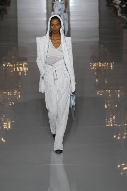 Paris, Fransa - 28 Eylül: Manken pist Balmain gösterisi sırasında Paris moda hafta kadın giyim ilkbahar/yaz 2019 kapsamında 28 Eylül 2018 Paris, Fransa'da yürür.