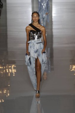 Paris, Fransa - 28 Eylül: Manken pist Balmain gösterisi sırasında Paris moda hafta kadın giyim ilkbahar/yaz 2019 kapsamında 28 Eylül 2018 Paris, Fransa'da yürür.