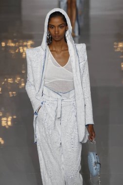 Paris, Fransa - 28 Eylül: Manken pist Balmain gösterisi sırasında Paris moda hafta kadın giyim ilkbahar/yaz 2019 kapsamında 28 Eylül 2018 Paris, Fransa'da yürür.