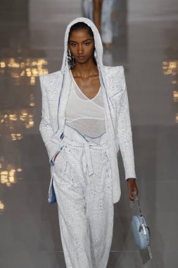 Paris, Fransa - 28 Eylül: Manken pist Balmain gösterisi sırasında Paris moda hafta kadın giyim ilkbahar/yaz 2019 kapsamında 28 Eylül 2018 Paris, Fransa'da yürür.