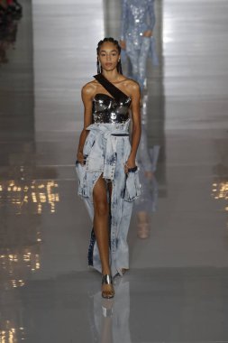 Paris, Fransa - 28 Eylül: Manken pist Balmain gösterisi sırasında Paris moda hafta kadın giyim ilkbahar/yaz 2019 kapsamında 28 Eylül 2018 Paris, Fransa'da yürür.